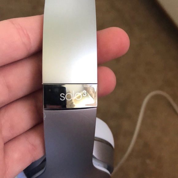 Silver Metallic Wireless Beats Solo3 - Picture 2 of 3